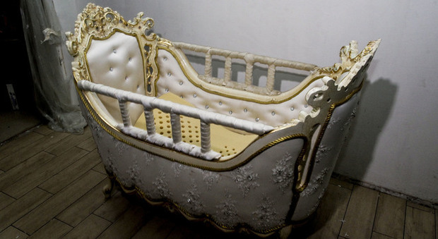 Casamonica, ecco la culla d'oro stile Luigi XVI