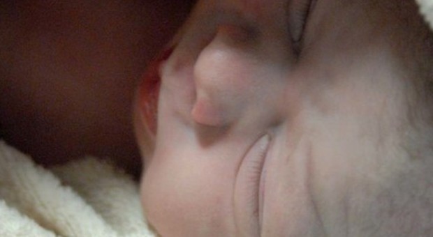 Neonato sta morendo di asfissia: ​congelano il corpicino e lo salvano