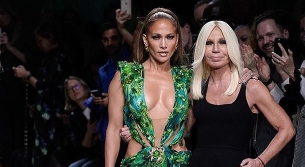 Versace in causa contro l'azienda americana: «Hanno copiato il Jungle Dress indossato da Jennifer Lopez»