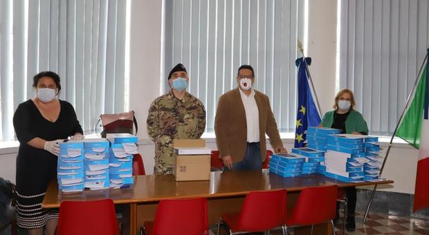 Sabaudia: militari dell'Esercito distribuiscono tablet donati dalle aziende agli studenti