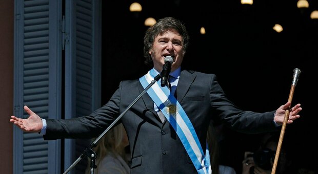 Argentina, il governo Milei svaluta il peso del 50%. Annunciati tagli: «I prossimi mesi saranno peggiori»
