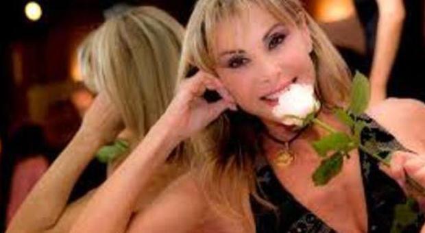 Latina, rubano collanina alla madre dell'attrice Fatima Scialdone: forse ipnotizzata