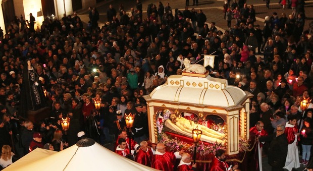 Benevento, in migliaia in processione con Cristo morto