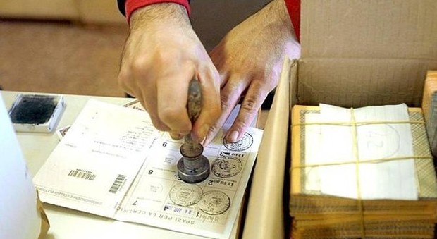Elezioni, corsa al rinnovo della tessera elettorale: disagi nel Lazio