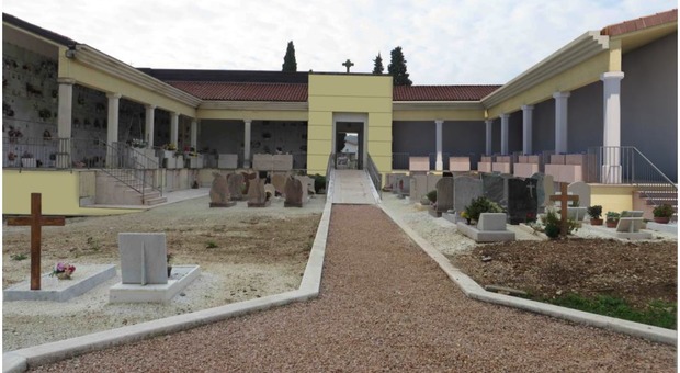 «Al cimitero 17 salme sepolte abusivamente». Mistero nel Veronese