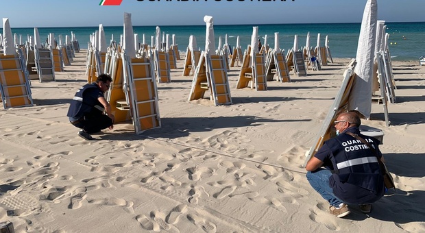 Controlli in spiaggia, sequestrati ombrelloni e lettini abusivi a Ugento