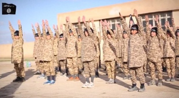 Isis, l'addestramento dei bambini in un nuovo video choc