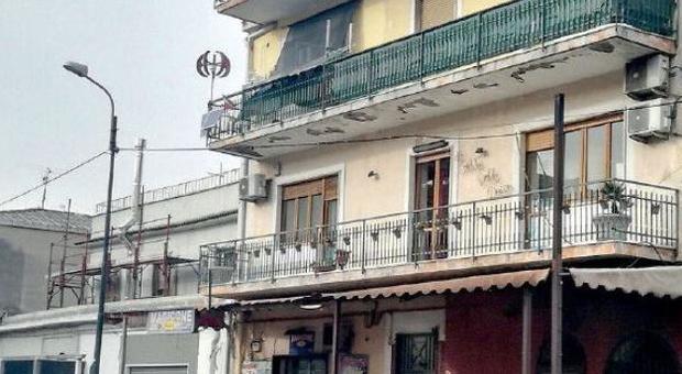 Spara dal balcone di casa poi si sfoga con il giudice: «Sono perseguitato dai carabinieri»