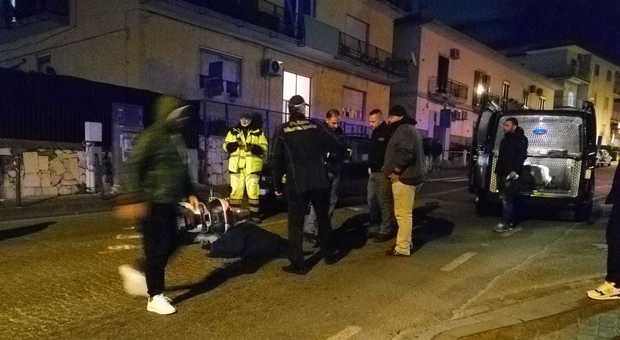 Tragico incidente in via Solfatara a Pozzuoli, dirigente della Polizia 50enne scivola con la moto e muore