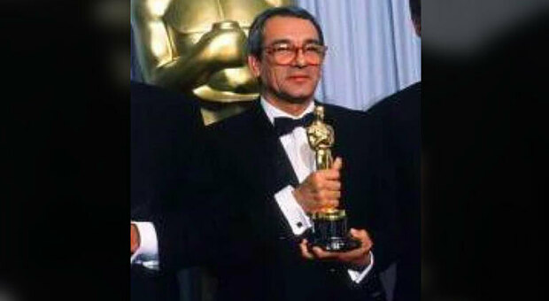 Lo scenografo e arredatore Bruno Cesari con l’Oscar vinto nel 1988 per “L’ultimo imperatore” di Bernardo Bertolucci