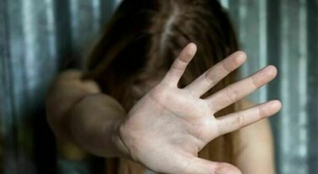 Ischia, tenta di violentare una ragazza nel bagno di un locale: arrestato 35enne dominicano