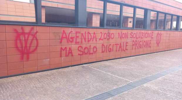 Vandali a Lecce: scritte con spray rosso contro l’identità digitale. «La morte della libertà». Imbrattata la sede dell'Anagrafe