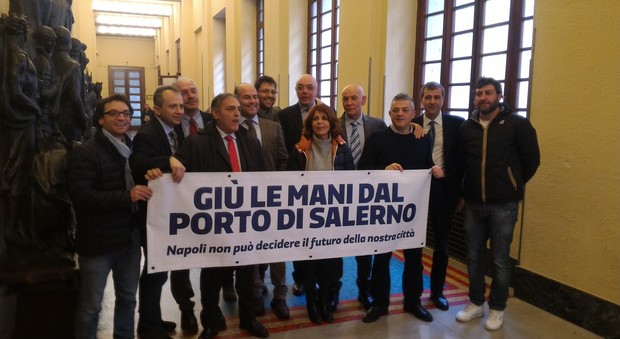 Un gruppo di consiglieri comunali a Palazzo di città per sostenere il salvataggio della Autorità portuale autonoma di Salerno