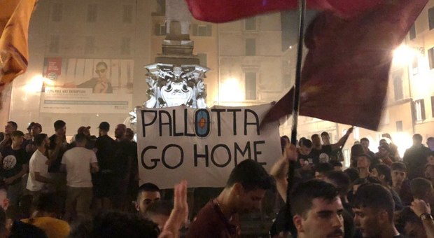 Roma, centro storico invaso dai tifosi giallorossi per i 92 anni del club. Cori contro Pallotta
