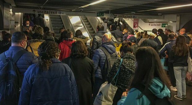 Metro A e B fuori controllo: treni pieni, rischio contagio