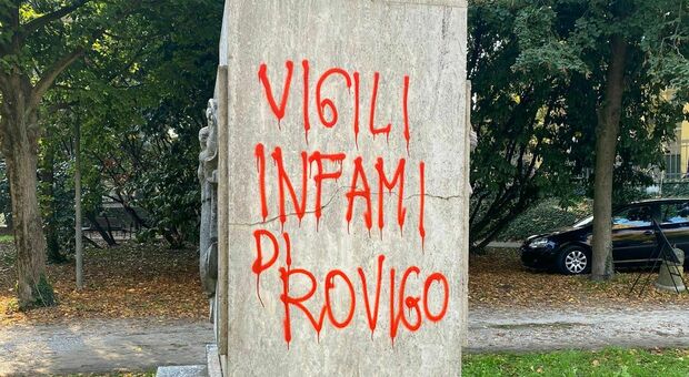 Una delle scritte contro la polizia locale di Rovigo
