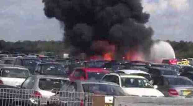 Inghilterra, jet privato decollato da Malpensa si schianta in un parcheggio: 4 morti. L'aereo era della famiglia Bin Laden