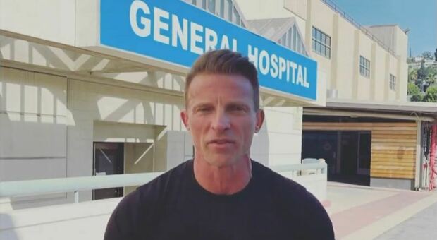 Steve Burton licenziato da "General Hospital" per aver rifiutato il vaccino. L'attore era nella serie dal 1991