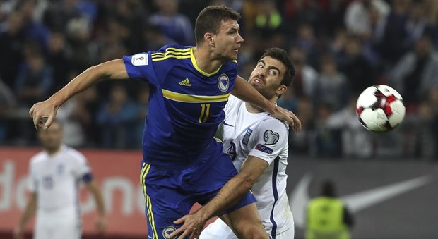 Edin Dzeko con la maglia della Bosnia, in azione contro la Grecia