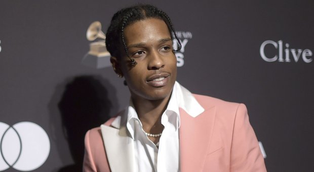Il celebre rapper americano A$AP Rocky fotografato ai premi Grammy, prima del suo arresto in Svezia