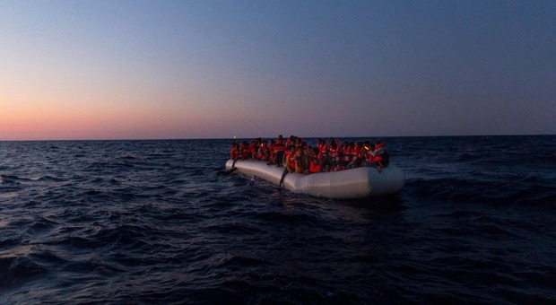 Un peschereccio con oltre 600 migranti salvato al largo della Calabria. A bordo anche 5 cadaveri, Lampedusa al collasso