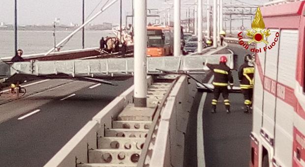 Il pilone crollato a Venezia, sul ponte della Libertà
