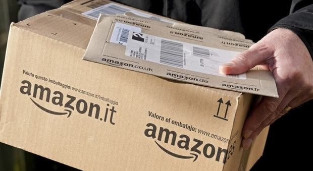 Amazon gli consegna un pacco vuoto, l'azienda lo rimborsa. Codici: «I consumatori difendano i loro diritti»