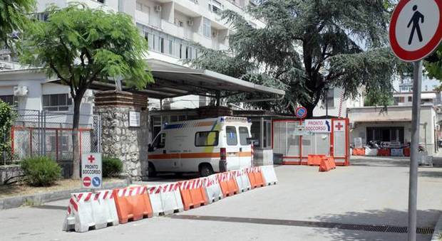 Coronavirus a Napoli: dopo il tampone fugge dall'ospedale, bloccato nella stazione Circum. Era positivo al test