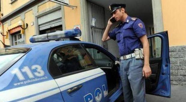 Torino, rapinano supermercato e si nascondono in un palazzo: condominio circondato dalla polizia