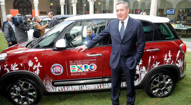 Alfredo Altavilla con una delle 500X vettura ufficiale di Expo 2015
