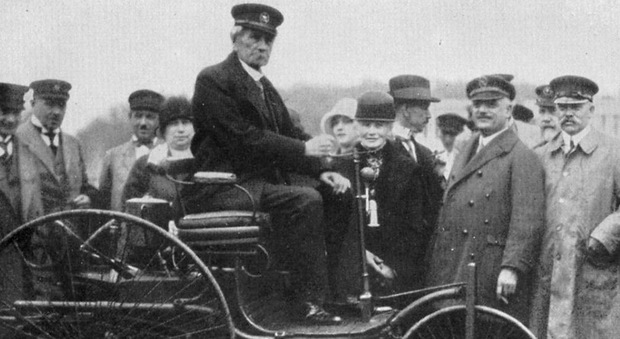 Karl Benz al volante della sua Patent Motorwagen (chiamato anche Velociped) in una foto dell'epoca. Il brevetto è stato depositato il 29 gennaio 1866