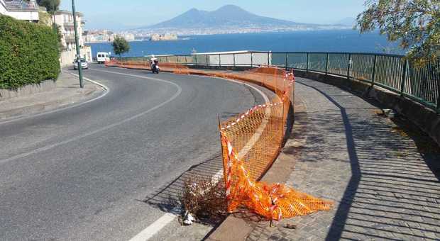 Napoli, cede il belvedere in via Orazio: Posillipo nel degrado e in gabbia