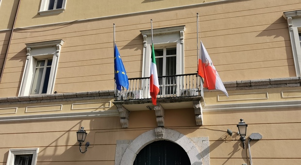 Covid, bandiere a mezz'asta a Palazzo Mosti