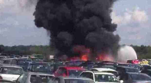 Inghilterra, 4 uomini muoiono bruciati nell'aereo caduto su un parcheggio