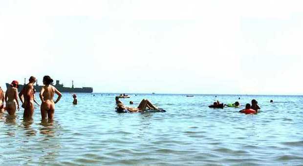 Nudi al mare, le spiagge per naturisti in Italia