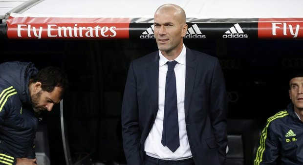 Gareth Bale dà la mano a Zinedine Zidane