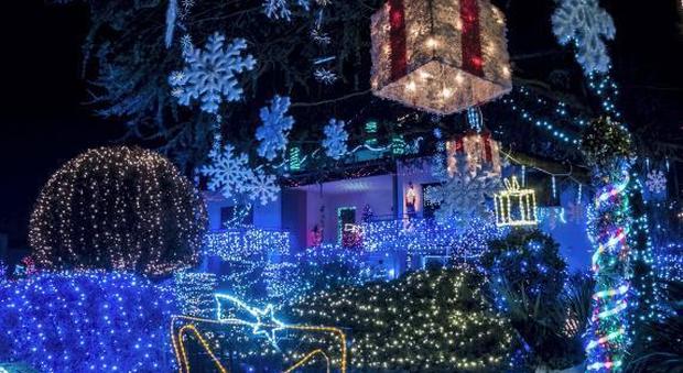 Oscar e la sua casa "magica": per Natale ha messo 55mila luci in giardino