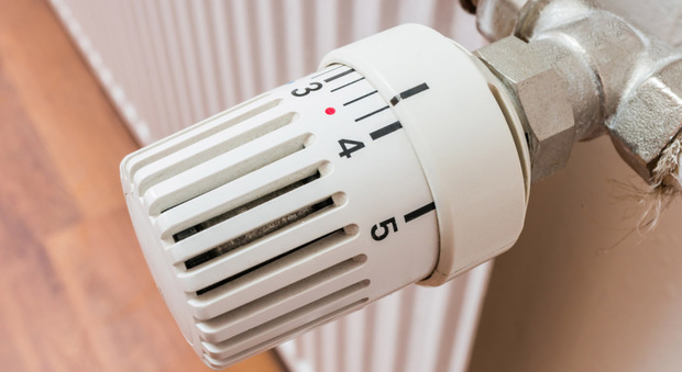 "Si paga anche con il termosifone spento", scatta l'allerta per i consumatori sulle termovalvole