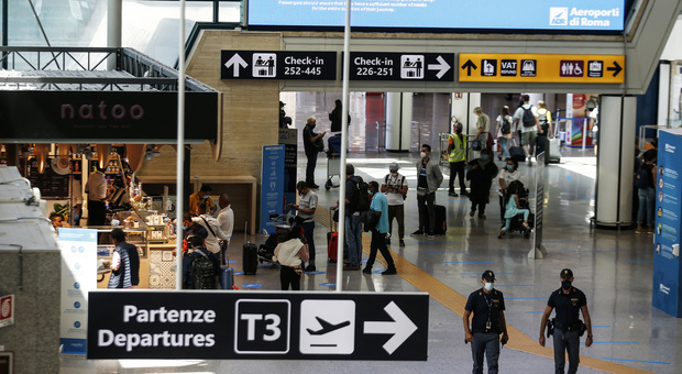 Fiumicino, in aeroporto col falso referto di tampone negativo: denunciato un turista francese
