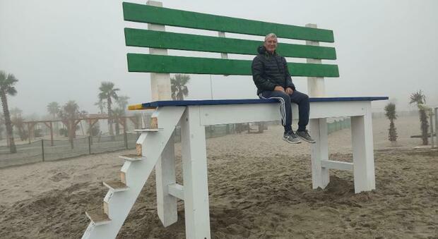 La panchina gigante installata a Rosolina mare al Tortuga Beach di Fabio Finotto e Serena Vianello