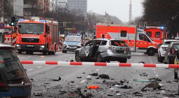 Berlino, esplode auto in centro: morto l'autista. Ipotesi criminalità organizzata