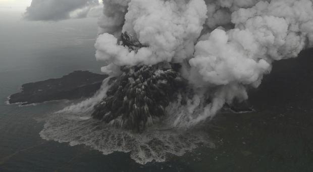 Indonesia, il Krakatoa erutta ancora: 373 morti, 11 mila sfollati