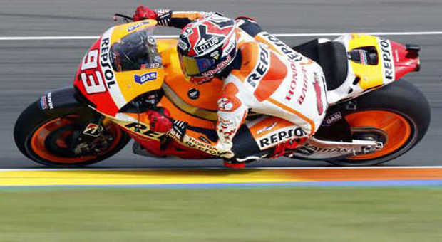Marc Marquez in sella alla sua Honda durante le qualifiche a Valencia