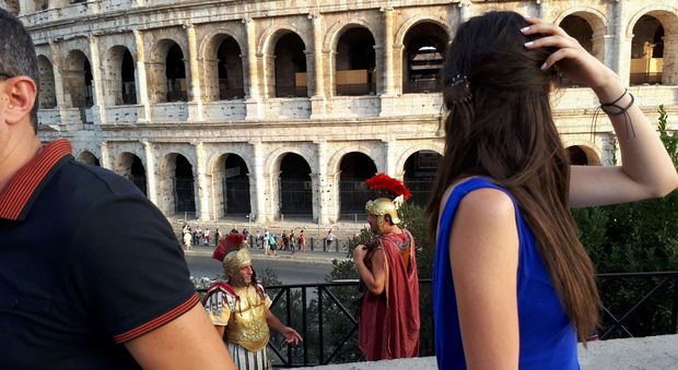 Roma, i centurioni violano i divieti all'ombra del Colosseo