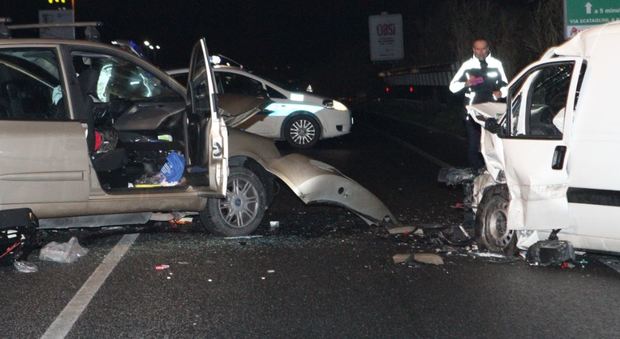 Terribile schianto tra due auto sulla Statale muore una mamma di 43 anni, tre bimbi feriti