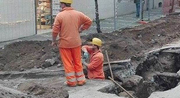 Napoli, tranciati fili alta tensione durante lavori scavo: operaio ferito