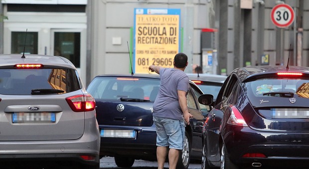 Napoli, parcheggiatore minaccia automobilista con bastone: arrestato