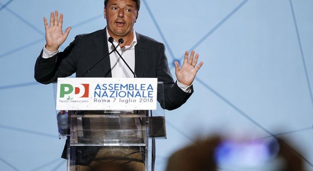 Renzi-Cuperlo, scintille all'assemblea Pd. «Perderete ancora»: La replica: «Non puoi calpestare la mia storia»
