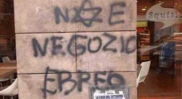 Roma, scritte antisemite e svastiche sui muri dei negozi