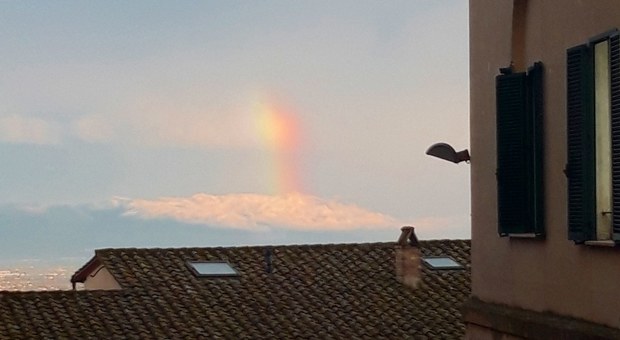 Perugia, singolare fenomeno: sembra il lancio di un missile ma è l'arcobaleno tra le nuvole